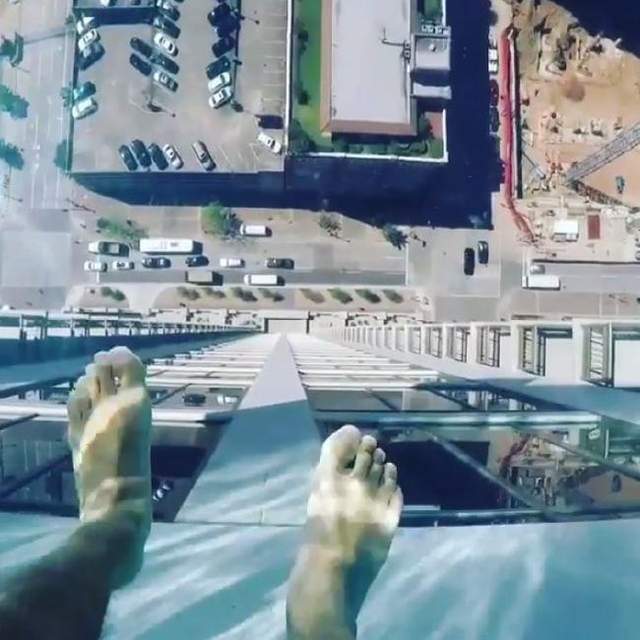 《離地152公尺的高空透明游泳池》腳下42樓高的景色一覽無遺...... 《離地152公尺的高空透明游泳池》腳下42樓高的景色一覽無遺......