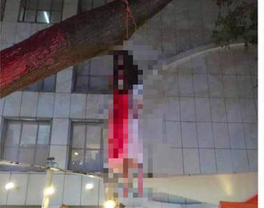 這次真的嚇死人《萬聖節女鬼裝飾惹議》還驚動警方還到場關切.... 這次真的嚇死人《萬聖節女鬼裝飾惹議》還驚動警方還到場關切....