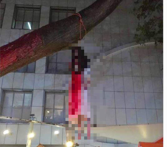 這次真的嚇死人《萬聖節女鬼裝飾惹議》還驚動警方還到場關切.... 這次真的嚇死人《萬聖節女鬼裝飾惹議》還驚動警方還到場關切....