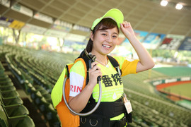 棒球場嬌點《啤酒女孩》清新可愛的球場酒促妹 其實是實力至上的重勞動工作 棒球場嬌點《啤酒女孩》清新可愛的球場酒促妹 其實是實力至上的重勞動工作