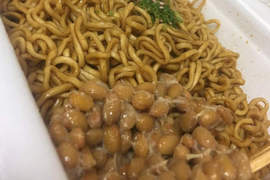 日本泡麵新境界《納豆炒麵》少了黏稠的牽絲口感還算是納豆嗎... 日本泡麵新境界《納豆炒麵》少了黏稠的牽絲口感還算是納豆嗎...