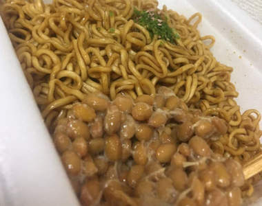 日本泡麵新境界《納豆炒麵》少了黏稠的牽絲口感還算是納豆嗎... 日本泡麵新境界《納豆炒麵》少了黏稠的牽絲口感還算是納豆嗎...