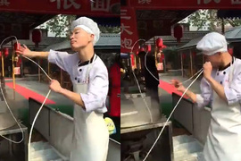 超嗨《一根麵》現在烤個魷魚煮個麵都要扭成這樣嗎XD 超嗨《一根麵》現在烤個魷魚煮個麵都要扭成這樣嗎XD