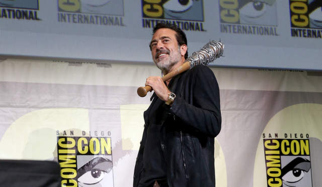 職棒選手收到《陰屍路殺人球棒》是要打球還是打...... 職棒選手收到《陰屍路殺人球棒》是要打球還是打......