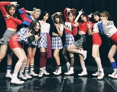 TWICE《KNOCK KNOCK卡使用方式》體驗TWICE來家裡找你玩的Happy感 TWICE《KNOCK KNOCK卡使用方式》體驗TWICE來家裡找你玩的Happy感