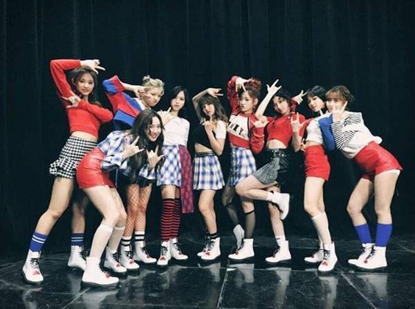 TWICE《KNOCK KNOCK卡使用方式》體驗TWICE來家裡找你玩的Happy感 TWICE《KNOCK KNOCK卡使用方式》體驗TWICE來家裡找你玩的Happy感