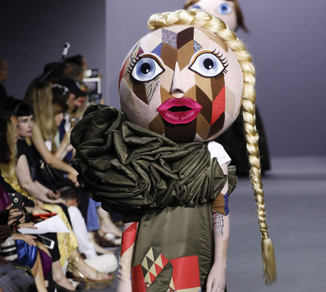 時尚圈最新力作《大頭症（？）模特兒》看來娃娃妝就是最新流行了