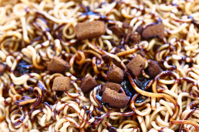 《巧克力口味炒麵》好像比之前的草莓蛋糕口味好吃一點（苦笑）