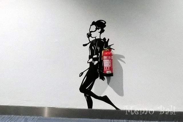 印尼機場裡的《滅火器藝術》融入插畫中更強調出滅火器的存在感 印尼機場裡的《滅火器藝術》融入插畫中更強調出滅火器的存在感