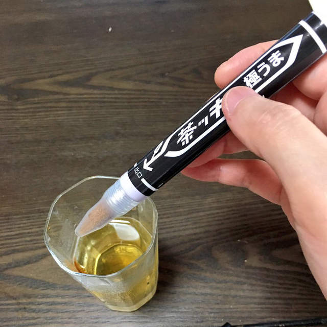 用麥克筆泡茶《茶粉麥克筆》跟其他文具放在一起也毫無違和感啊 用麥克筆泡茶《茶粉麥克筆》跟其他文具放在一起也毫無違和感啊