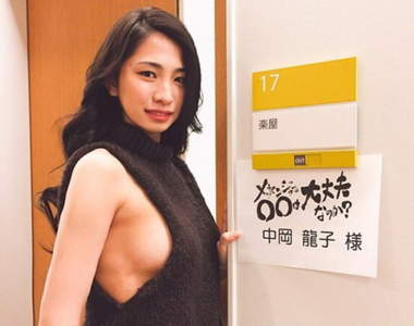 日本第一美乳穿《殺死處男的毛衣》上節目被當場試揉差點走光… 日本第一美乳穿《殺死處男的毛衣》上節目被當場試揉差點走光…