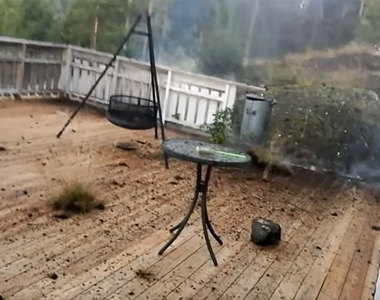 索爾降臨《閃電的真實威力》差點就把拍攝者霹個焦黑了...... 索爾降臨《閃電的真實威力》差點就把拍攝者霹個焦黑了......