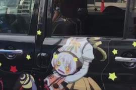 《惡搞學姐斷頭痛車》每搖下一次車窗就表示悲劇重新上演 《惡搞學姐斷頭痛車》每搖下一次車窗就表示悲劇重新上演