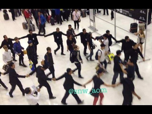 《機場內驚現圓牆人潮》是什麼原因讓大夥手牽手圍成一圈走路? 《機場內驚現圓牆人潮》是什麼原因讓大夥手牽手圍成一圈走路?