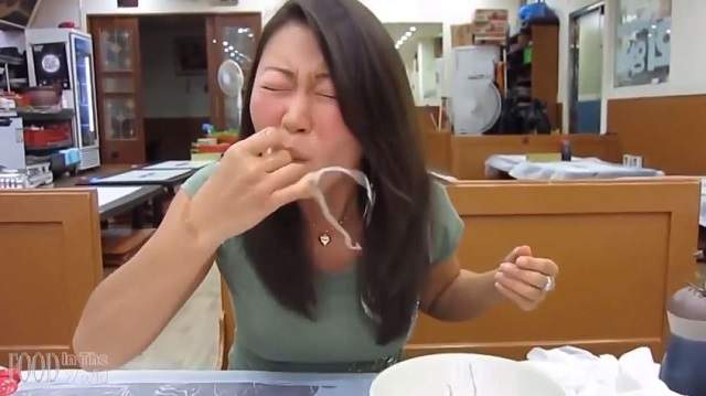 《生吃魷魚結果被魷魚射精在嘴裡》還意外在嘴內孕育新生命......