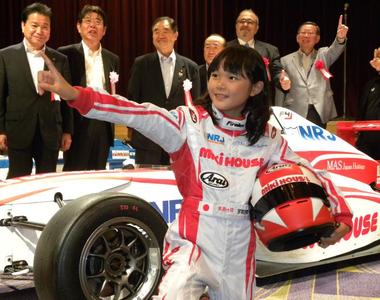 野田樹潤《史上最萌11歲賽車手》有著新幹線240km的車速(咻~ 野田樹潤《史上最萌11歲賽車手》有著新幹線240km的車速(咻~