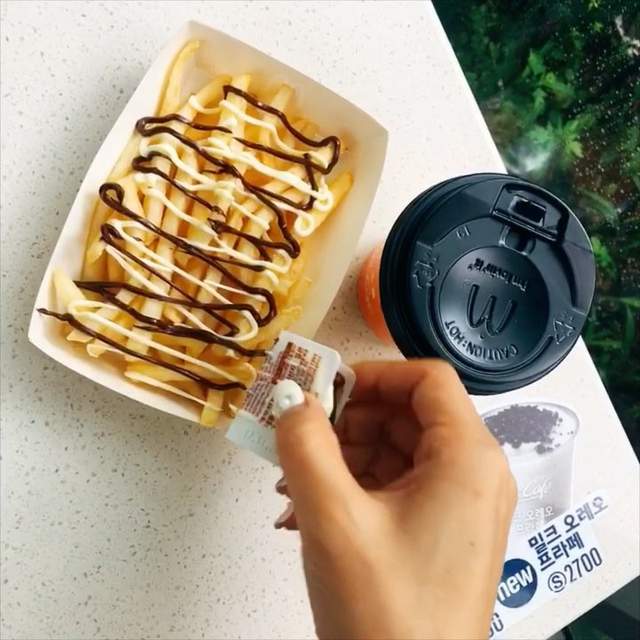 韓國麥當勞推《雙醬巧克力薯條》引爆買氣　是有沒有這麼愛巧克力啦ㅋㅋ