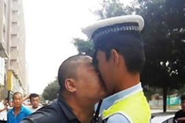 被逗樂《男子吵不過警察就直接親上去》網友問這樣算不算襲警XD 被逗樂《男子吵不過警察就直接親上去》網友問這樣算不算襲警XD