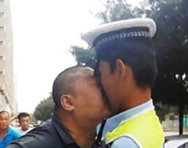 被逗樂《男子吵不過警察就直接親上去》網友問這樣算不算襲警XD 被逗樂《男子吵不過警察就直接親上去》網友問這樣算不算襲警XD