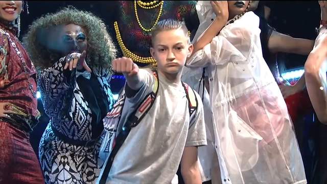 意外酷勁《厭世臉舞男孩 Backpack Kid》因演出凱蒂佩芮的Swish Swish爆紅～