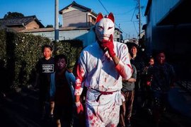日本奇祭《撞木祭(どんぎ祭り)》孩童被白狐狸抓到塗得滿臉鮮紅就......身體健康啦(笑) 日本奇祭《撞木祭(どんぎ祭り)》孩童被白狐狸抓到塗得滿臉鮮紅就......身體健康啦(笑)