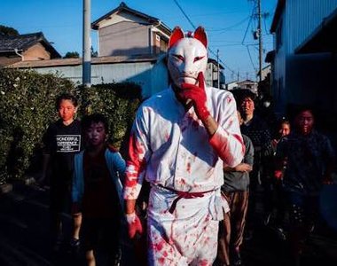 日本奇祭《撞木祭(どんぎ祭り)》孩童被白狐狸抓到塗得滿臉鮮紅就......身體健康啦(笑) 日本奇祭《撞木祭(どんぎ祭り)》孩童被白狐狸抓到塗得滿臉鮮紅就......身體健康啦(笑)