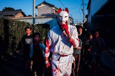 日本奇祭《撞木祭(どんぎ祭り)》孩童被白狐狸抓到塗得滿臉鮮紅就......身體健康啦(笑) 日本奇祭《撞木祭(どんぎ祭り)》孩童被白狐狸抓到塗得滿臉鮮紅就......身體健康啦(笑)