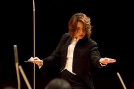 架式十足《女指揮家應該都是從魔法學校畢業的》還有無杖魔法架式也是滿分 架式十足《女指揮家應該都是從魔法學校畢業的》還有無杖魔法架式也是滿分