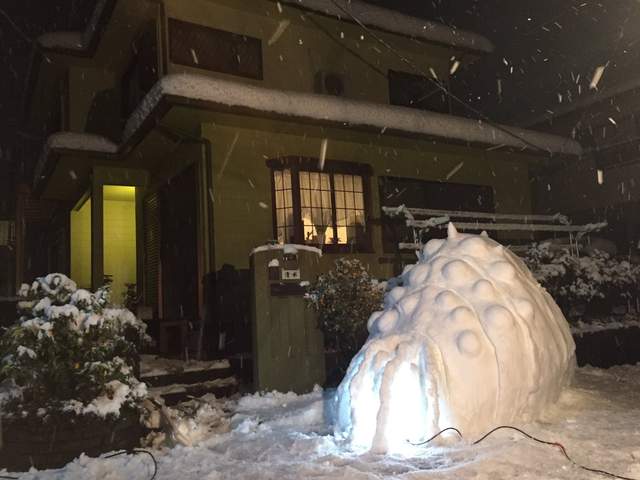 《個性雪人》日本下大雪～家門口馬上變出一隻雪王蟲