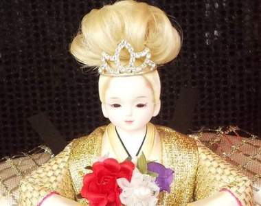 《現代風雛人形》金髮、假睫毛連長相也越來越不和風的女兒節娃娃 《現代風雛人形》金髮、假睫毛連長相也越來越不和風的女兒節娃娃