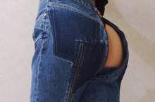 售價近六萬台幣的《臀縫牛仔褲》會這麼貴是因為能毫無保留看到深溝嗎......