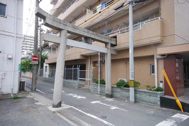 回頭率100%《插進大樓裡的鳥居》看起來痛痛的奇景還不只這裡有而已！？