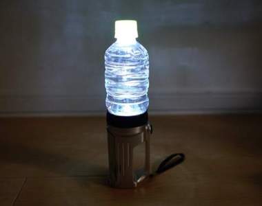 網友瘋傳《超實用緊急災害對策》小小手電筒也有辦法變成超亮照明燈 網友瘋傳《超實用緊急災害對策》小小手電筒也有辦法變成超亮照明燈