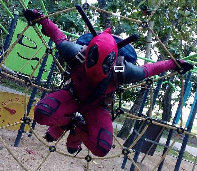 《澳洲街頭有死侍出沒》在公車站跟內褲男打架真的很死侍...