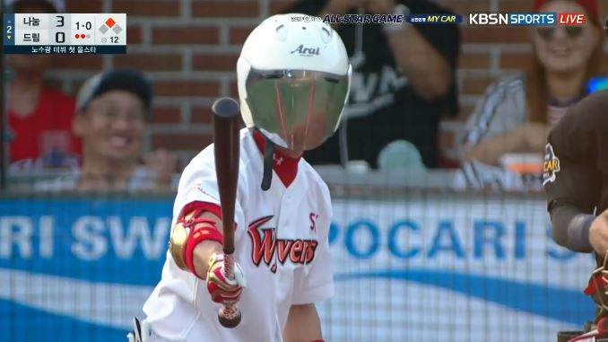 戴著《安全帽》打棒球的選手 原來他這樣做超專業的