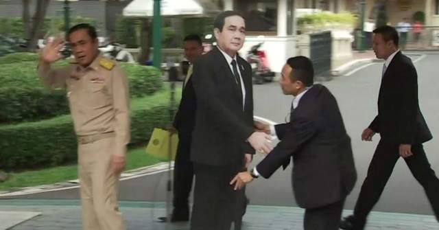 泰國總理《放紙板給記者問問題》要是它開口回答就神了(笑) 泰國總理《放紙板給記者問問題》要是它開口回答就神了(笑)