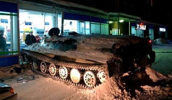 戰鬥民族終末旅行《俄羅斯男子開裝甲車撞進超市》只為了一瓶酒…