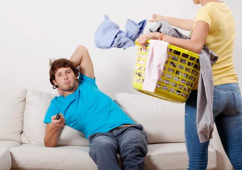 研究分析出《男人不愛做家事的原因》原來是因為這「原因」才躺在沙發上w