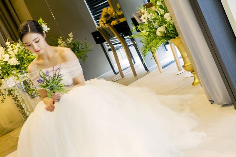 Youtuber解答《婚紗內穿什麼》基本上裡面穿的比你想像中還少 Youtuber解答《婚紗內穿什麼》基本上裡面穿的比你想像中還少