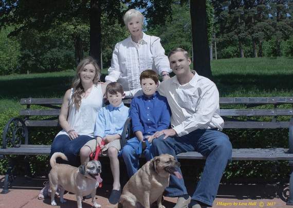 畫風清奇《花錢請專業攝影師拍全家福》成果讓網友笑到腹筋崩壞w 畫風清奇《花錢請專業攝影師拍全家福》成果讓網友笑到腹筋崩壞w