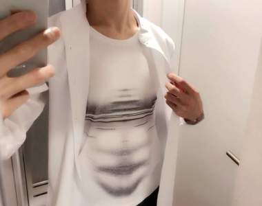《妄想腹肌T恤》不用修圖也不用健身就能秒速入手健美好身材 《妄想腹肌T恤》不用修圖也不用健身就能秒速入手健美好身材