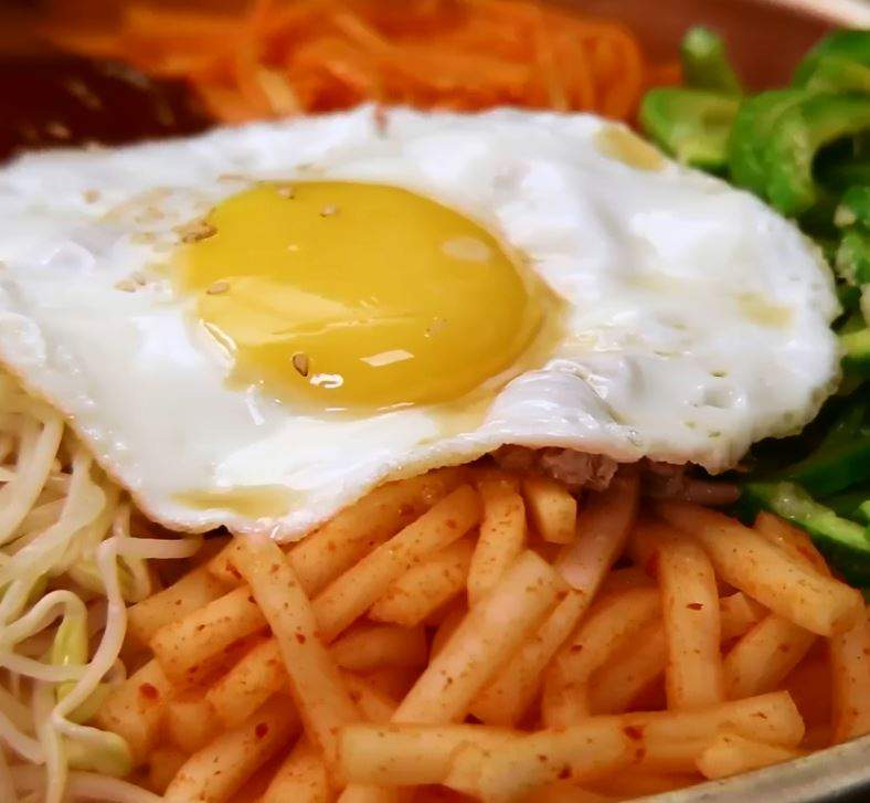 在家也能快速自製《韓式拌飯》簡單又華麗的營養100分美食登～登