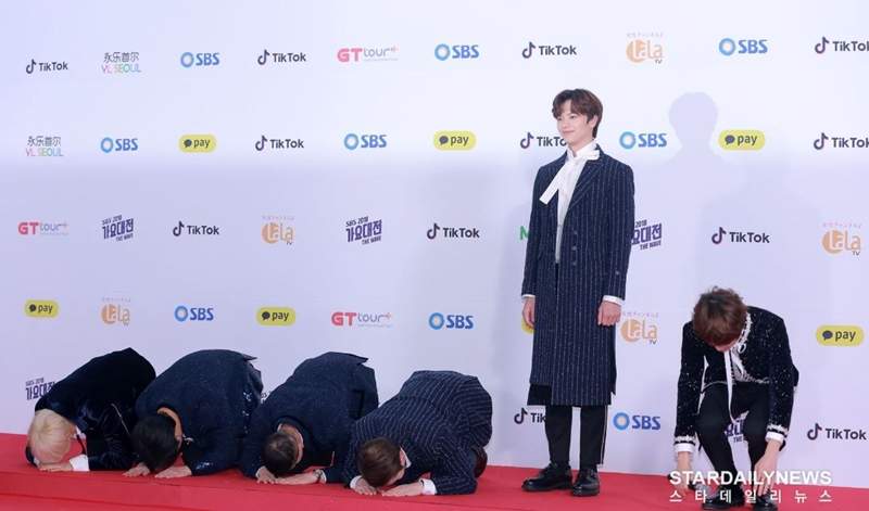 爆笑《BTOB》紅毯搞笑POSE再一彈　為什麼只有陸星材站著呢？