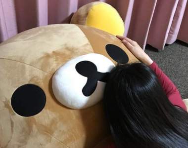 《等身大懶懶熊》不用還可以抽出填充物收起來方便喔 《等身大懶懶熊》不用還可以抽出填充物收起來方便喔