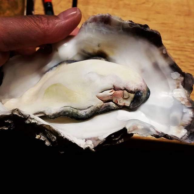 《人形牡蠣》有如棲息水中的牡蠣精靈　全來自藝術家「近未來」的創作