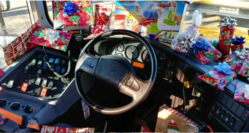 《校車司機化身聖誕老人》每個搭他車的孩子都有禮物