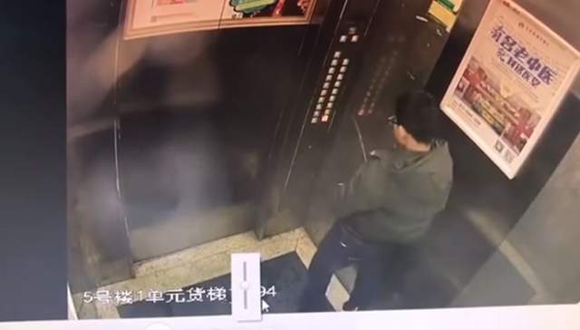 屁孩到處有《在電梯尿尿的小男孩》下場就是被困住然後...... 屁孩到處有《在電梯尿尿的小男孩》下場就是被困住然後......