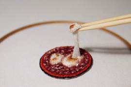 《刺繡再現拉長的年糕》刺繡畫家ipnot超逼真食物作品再次引發話題 《刺繡再現拉長的年糕》刺繡畫家ipnot超逼真食物作品再次引發話題