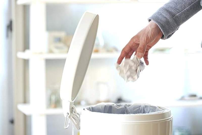 《上課偷傳紙條的方法》假裝是垃圾丟到垃圾桶再撿起來哪招啦 《上課偷傳紙條的方法》假裝是垃圾丟到垃圾桶再撿起來哪招啦