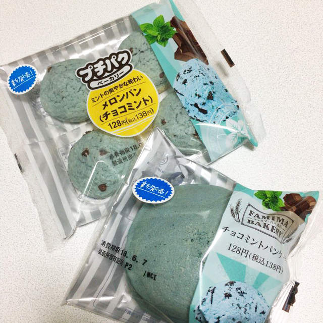 日本全家新推《薄荷巧克力菠蘿麵包＆鬆餅》顏色看起來超...（住嘴）